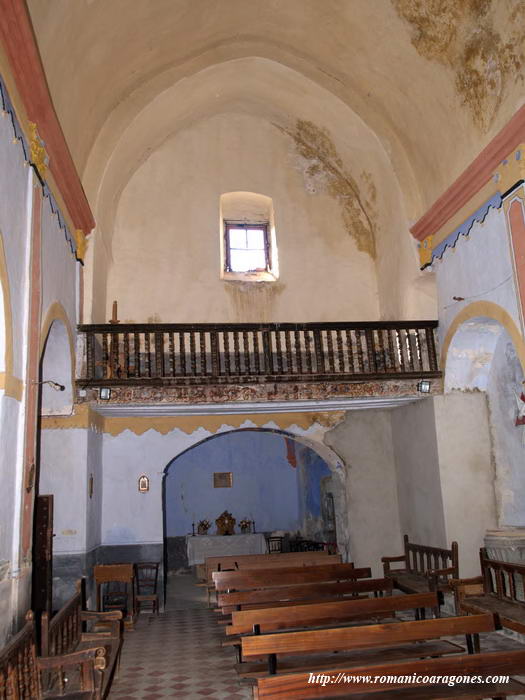 INTERIOR DEL TEMPLO HACIA LOS PIES